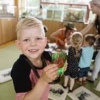 Die Kinder erhalten Entdeckerkarten für die Tour
