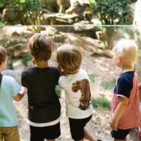 Kinder vor der Erdmännchenanlage