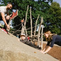 Familie auf dem Erdmännchenspielplatz