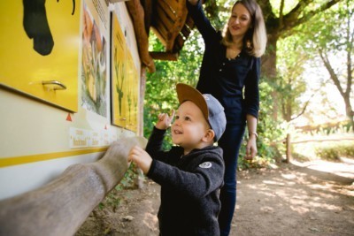 Familie vor Entdecker-Schild