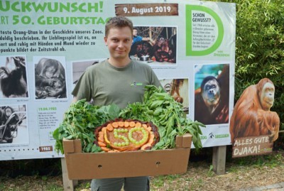 Revierleiter Roman Richter zeigt die Gemüsetorte für Djaka