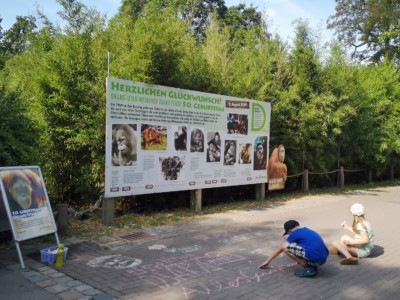 Eine große Infotafel wurde zu Ehren von Djakas Geburtstag errichtet