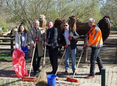 Bei der Aktion 'Sauber ist Schöner' wird auch im Zoo geputzt