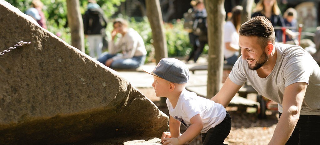 Familie auf Spielplatz
