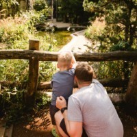 Eine Familie in der begehbaren Tundravoliere
