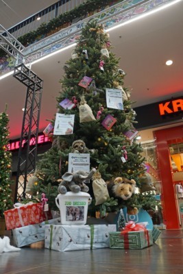Mit Zoo-Kuscheltieren geschmückter Weihnachtsbaum in der Centrumgalerie