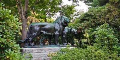 Löwenpaarstatue im Rosarium