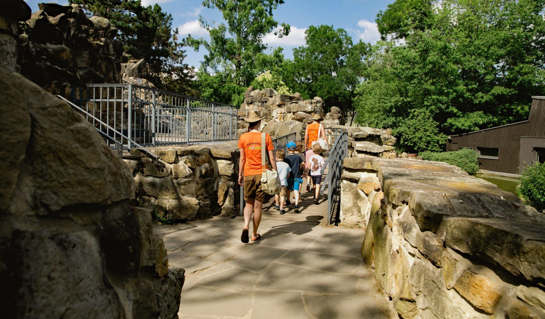 Zooscouts führen die Teilnehmer einer Zootour durch den Zoo