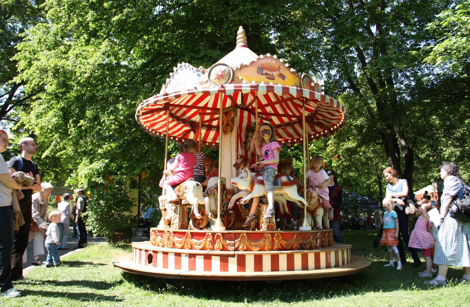 Historisches Karusell beim Familienfest im Zoo
