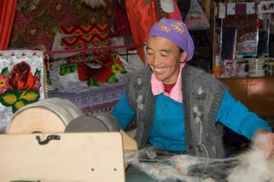 Mongolin bei der Herstellung von Vliesstoffen