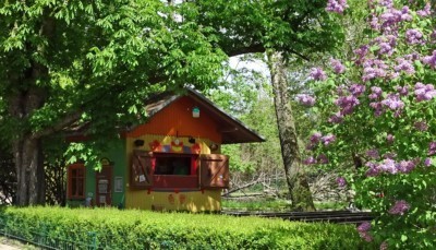 Kašpárkův domeček blízko vstupu do zoo.