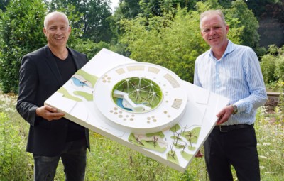 Zoodirektor Karl-Heinz Ukena und Architekt Jens Krauße halten das Modell für das neue Orang-Utan-Haus in ihren Händen.