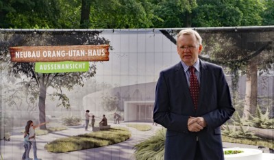 Zooaufsichtsratsvorsitzender und Erster Bürgermeister der Stadt Dresden Detlef Sittel vor der Visualisierung des neuen Orang-Utan-Hauses.