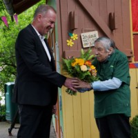 Zoodirektor Karl-Heinz Ukena gratuliert Puppenspieler Steffen Flinner