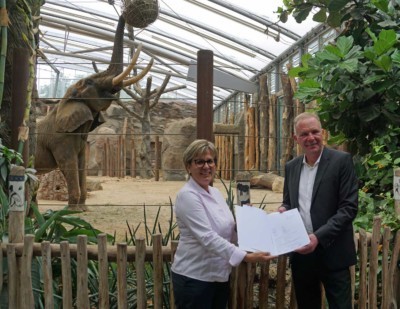 Staatsministerin Barbara Klepsch übergibt Zuwendungsbescheid an Zoodirektor Karl-Heinz Ukena.