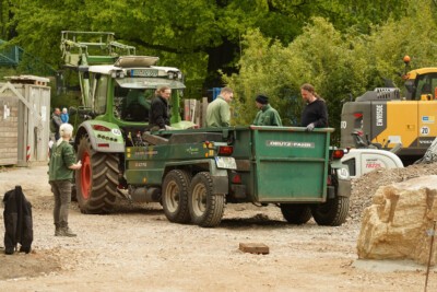 Die Riesenschildkröten werden mit dem Traktor zu ihrer neuen Anlage gefahren.