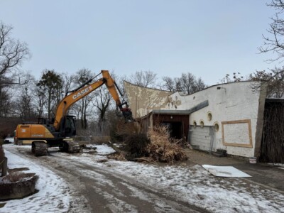 Bagger vor dem alten Terrarium.