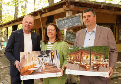 Zoodirektor Karl-Heinz Ukena und Weiße Flotte Geschäftsführer Astrid Rockel und Stefan Bloch vor der Africa Lodge im Zoo Dresden